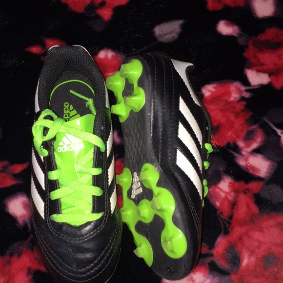 Soccer cleats for kids - Picture 1 of 2